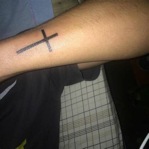 cruz en el antebrazo|68 Tatuajes de Cruz